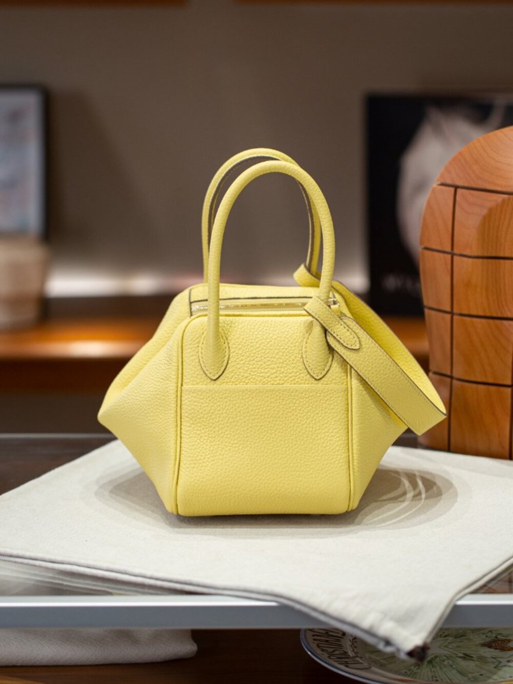 Sophisticated Genuine Leather Tote 26cm - Timeless Everyday Shoulder Bag - Picture 6 of 8